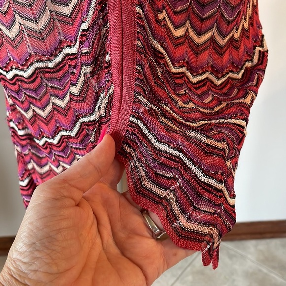 ARDEN B. NEW ROUCHED FRONT Crochet top ZIG zag rayon deep V drape back Med - Picture 4 of 11